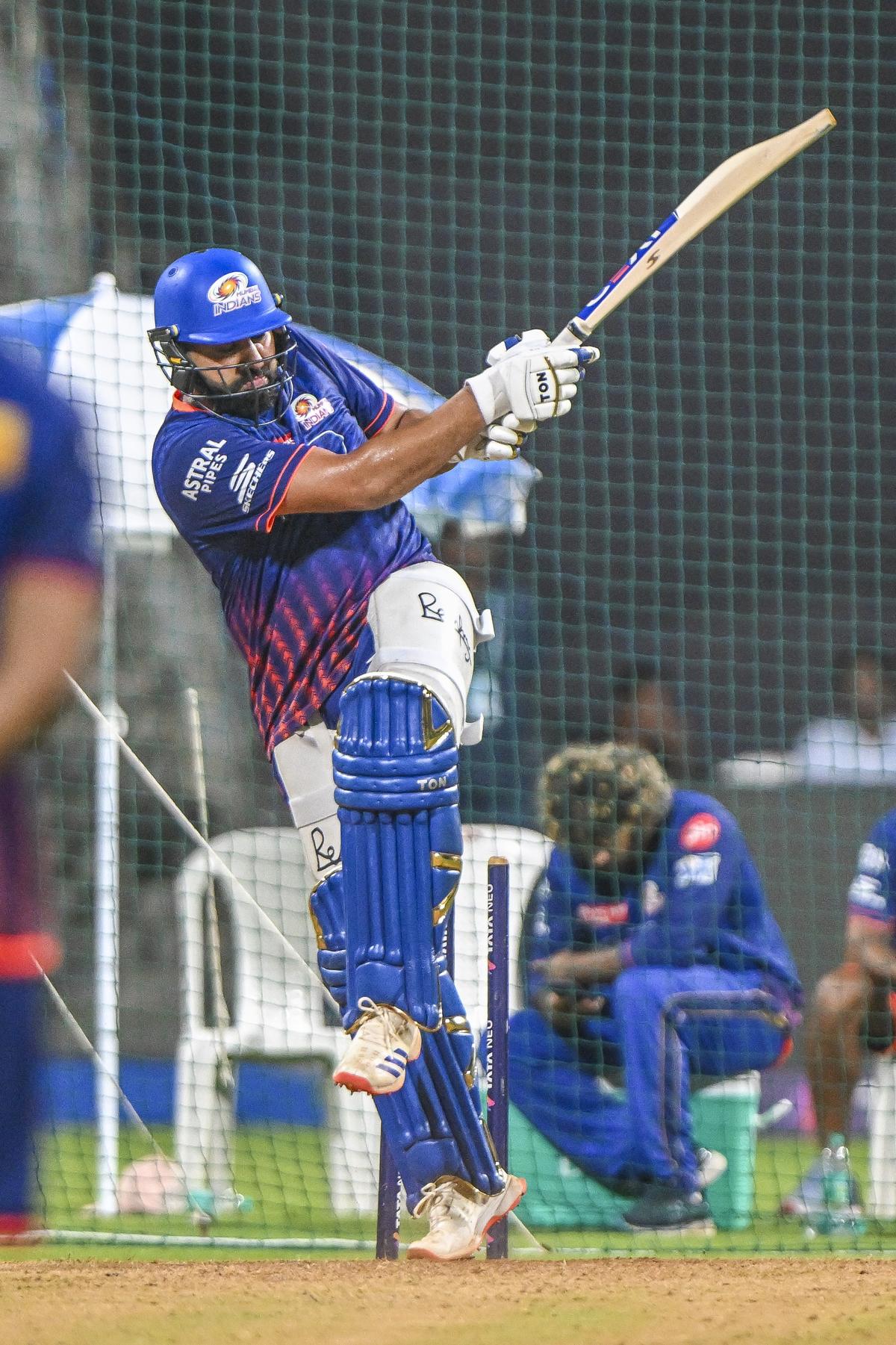 Rohit Sharma trénuje před zápasem Indiánů v Bombaji proti Gujarat Titans v Bombaji.