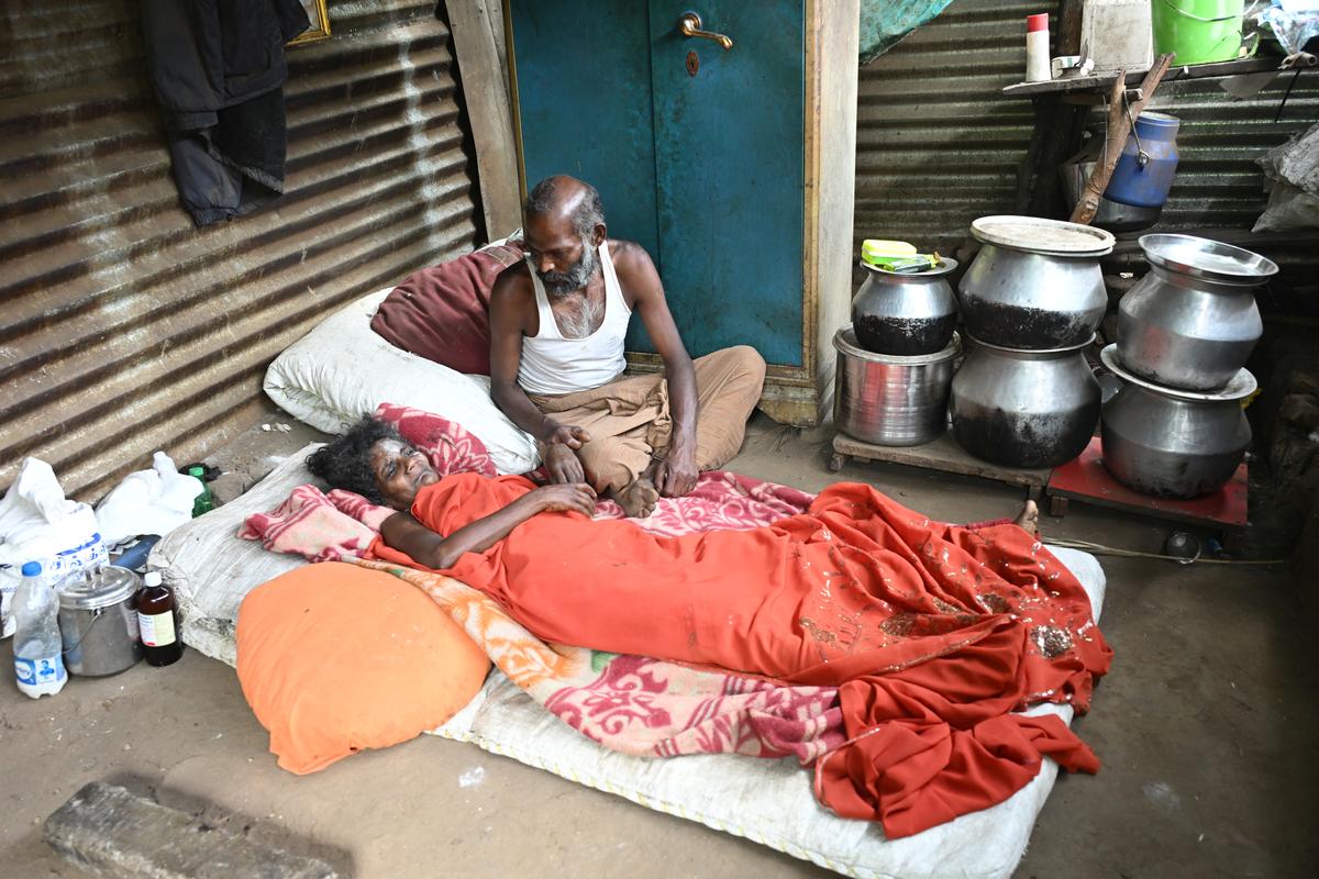 Murugan se svou nemocnou manželkou s manželkou Palaniammalem v jejich domě ve Valaigiri na kopcích Kodaikanal. Murugan se svou nemocnou manželkou s manželkou Palaniammalem v jejich domě ve Valaigiri na kopcích Kodaikanal.