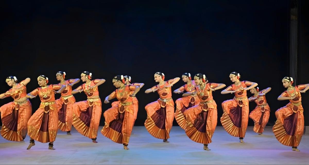 Um conjunto de dançarinos do Yamin Reddy Repertory durante uma apresentação