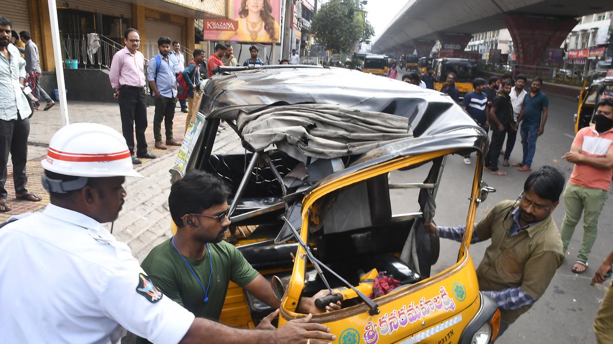 Eight school students, including four girls, injured in lorry-autorickshaw collision in Visakhapatnam