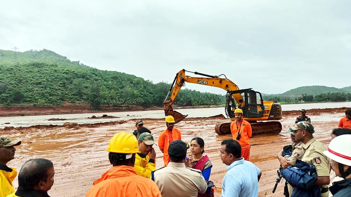 Video Uttara Kannada landslip: Operation to rescue Kerala truck and driver resume at Shirur in Karnataka