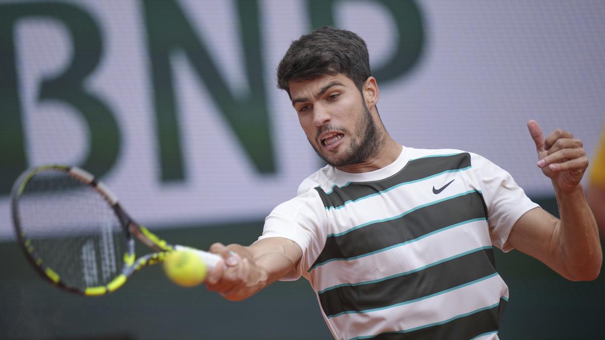 Alcaraz, Swiatek are off to good starts at the French Open in their title defences