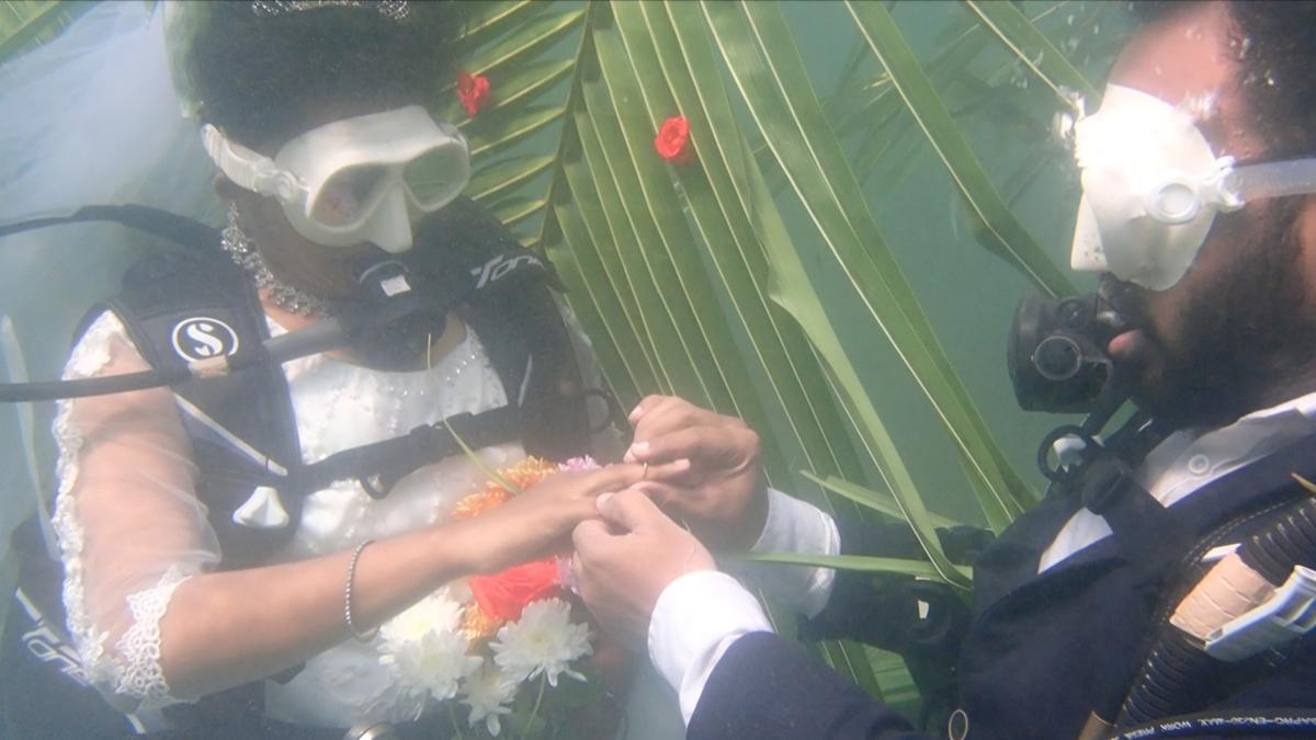 Couple ties the knot underwater off Thengaithittu coast