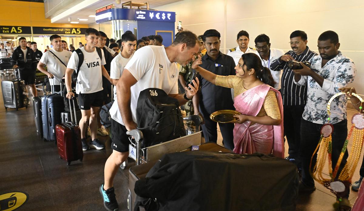 Tim Argentina disambut di bandara Chennai untuk Piala Dunia putra junior FIH pada Rabu, 19 November 2025.