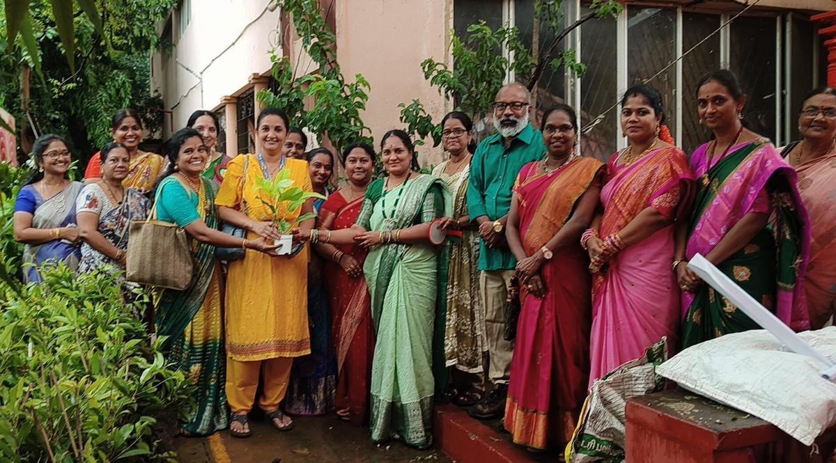 शहर में टेरेस बागवानी को प्रोत्साहित करने के लिए विशाखापत्तनम में आयोजित कार्यशाला में वनामली, सिटी टेरेस गार्डन और मैना वेजिटेबल गार्डन समूहों के सदस्य।