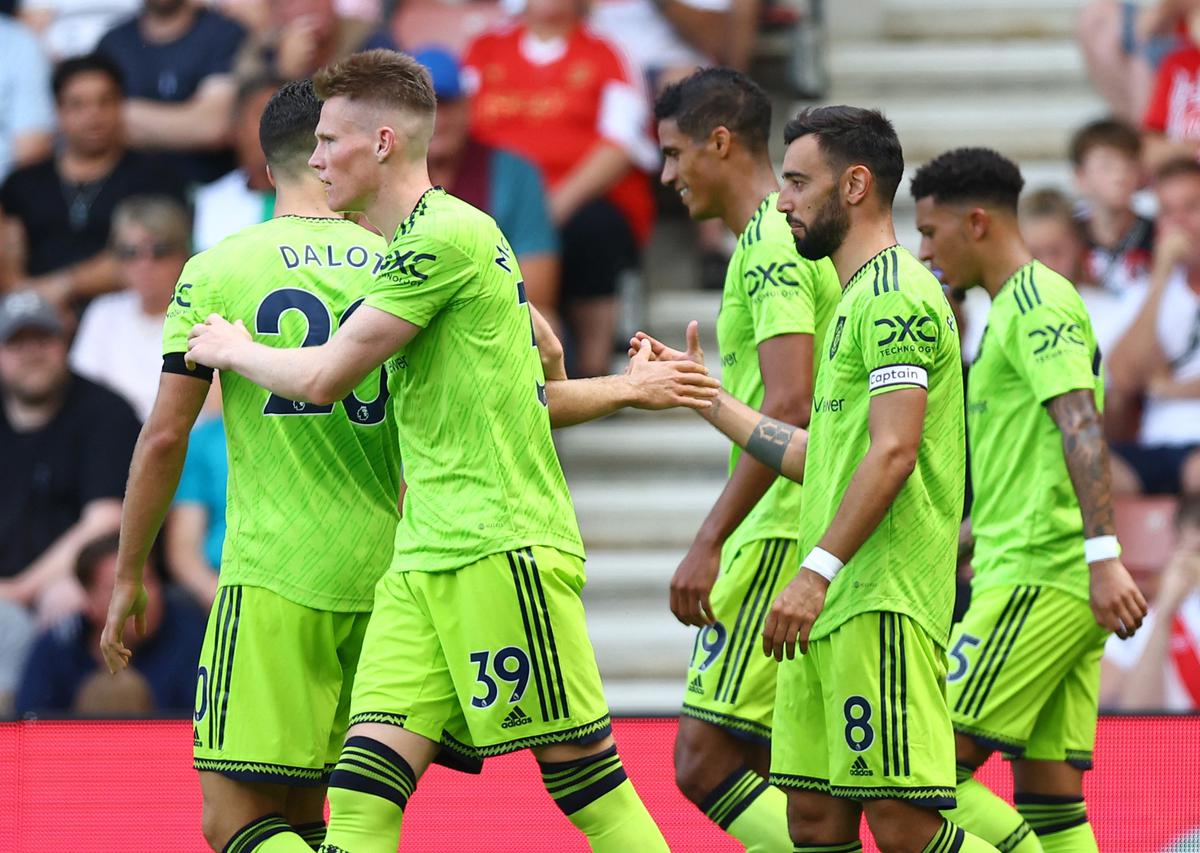 Premier League: Fernandes scores 'special' volley in Man United