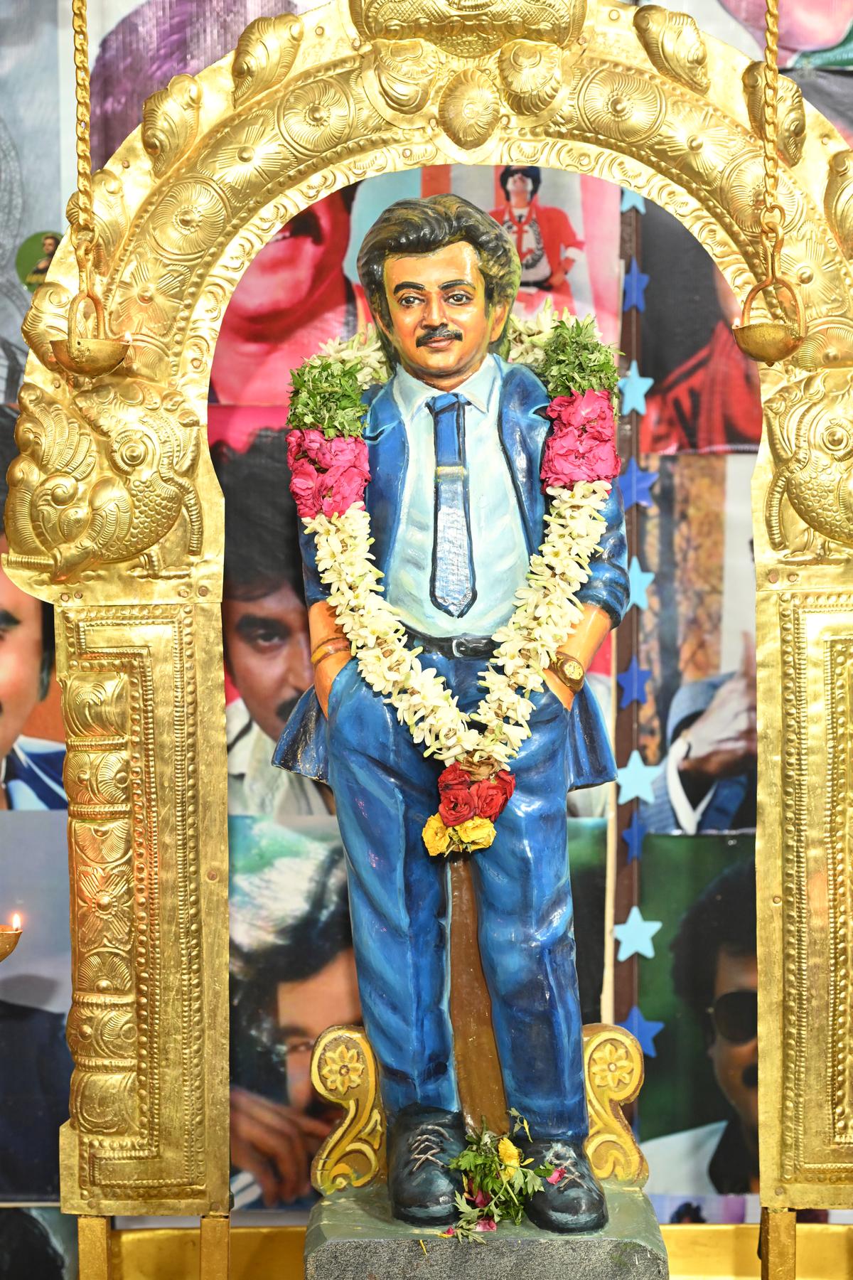 मदुरै के पास थिरुमंगलम में श्री अरुलमिगु रजनी कोविल में रजनी मूर्ति मदुरै के पास थिरुमंगलम में श्री अरुलमिगु रजनी कोविल में रजनी मूर्ति