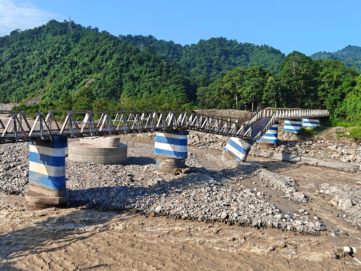 The main road between Siliguri and Mirik closed down after an iron bridge in Dudhia village collapsed.