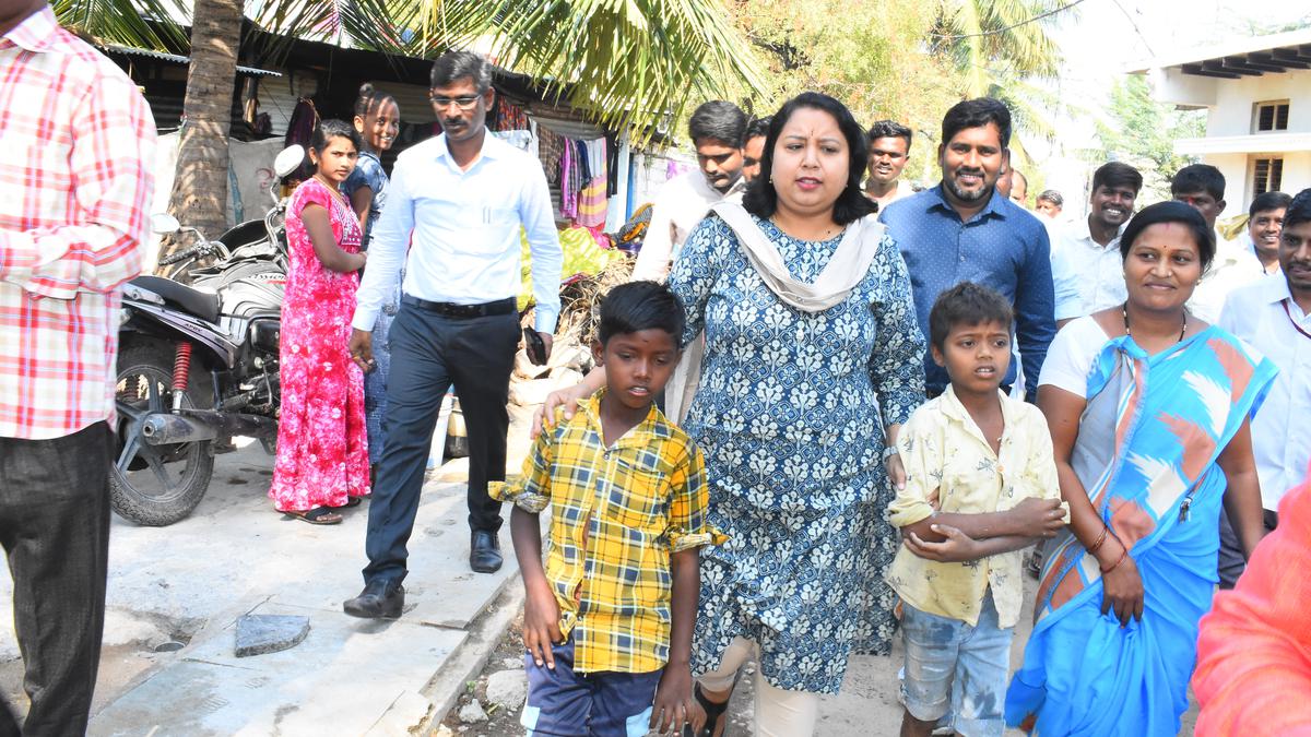 Yadgir Deputy Commissioner takes dropouts back to school in her vehicle