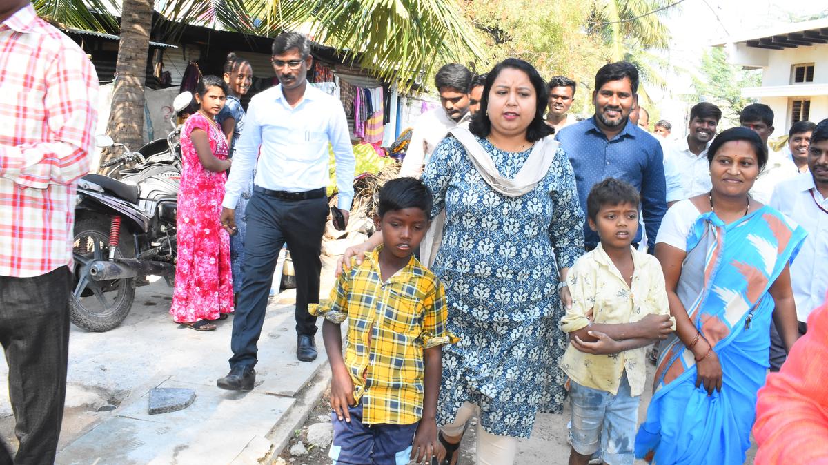 Yadgir Deputy Commissioner takes dropouts back to school in her vehicle