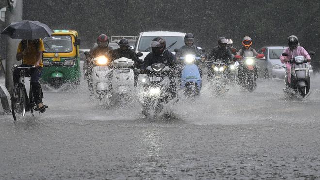  Heavy-rainfall-brings-Bengaluru-to-its-knees-52-areas-and-142-houses-flooded