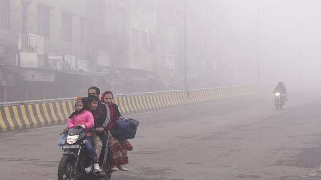  Dense-fog-at-many-places-in-Punjab-Haryana-no-respite-from-cold-conditions