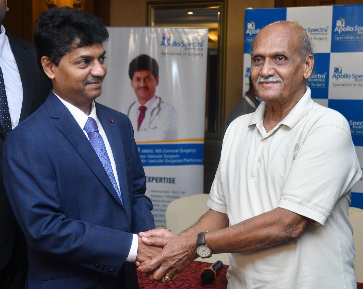 Elderly man undergoes hybrid endovascular procedure in city hospital s