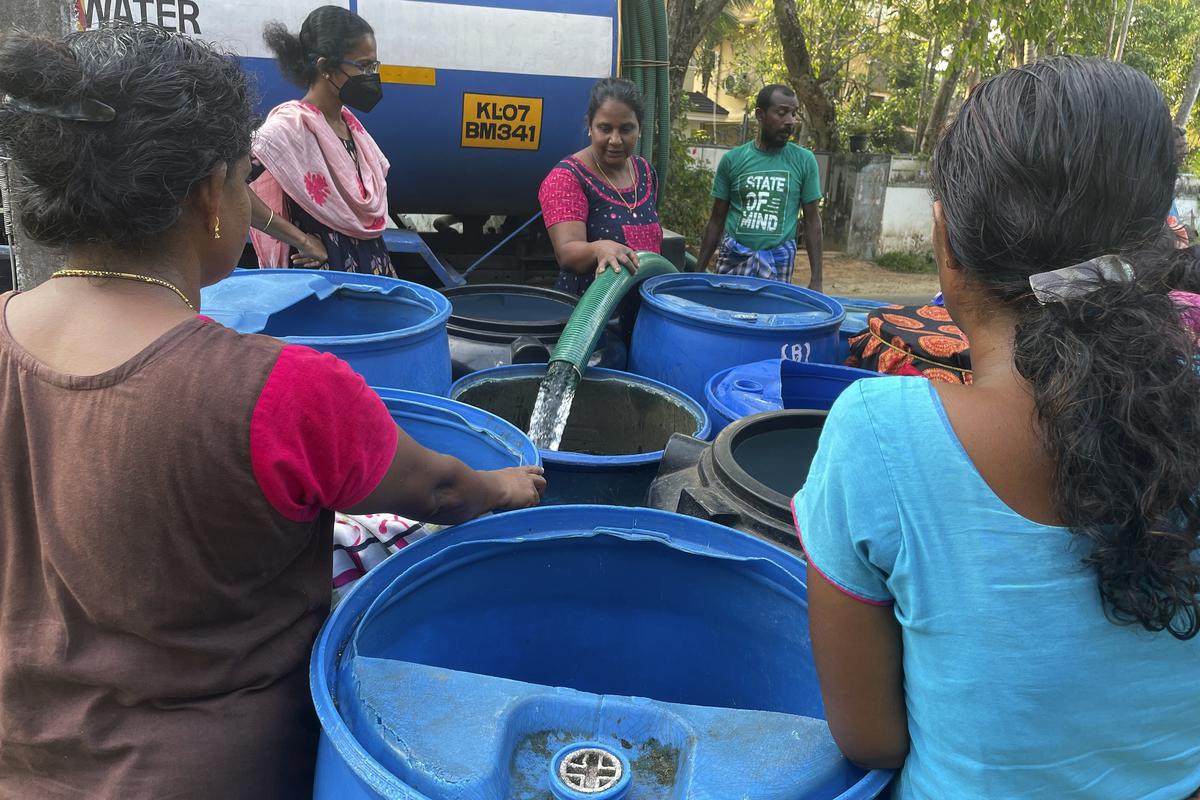 Kvinder venter på deres tur til at samle vand i tønder fra et tankskib i Chellanam-området i Kochi, Kerala-staten, Indien, 1. marts 2023. 