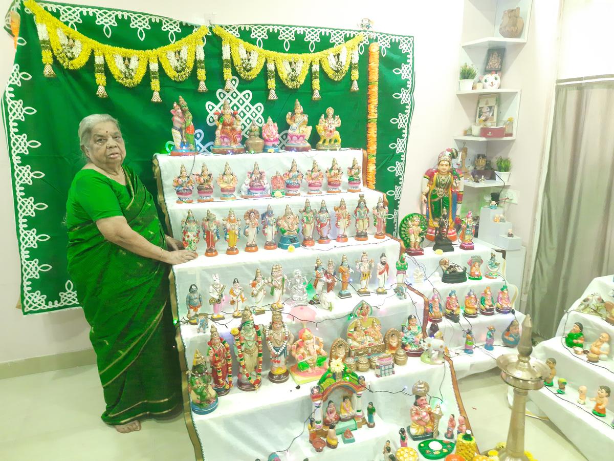 পি। রুকমিনী তিরুচির এডামালাইপট্টি পুদুরে তার বাড়িতে তাঁর কোলু প্রদর্শন নিয়ে।