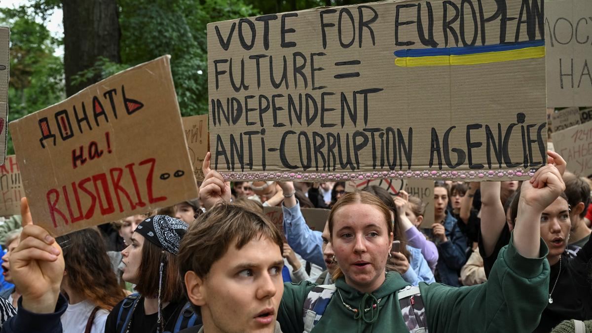 Ukrainian Parliament approves restoring independence of anti-corruption agencies