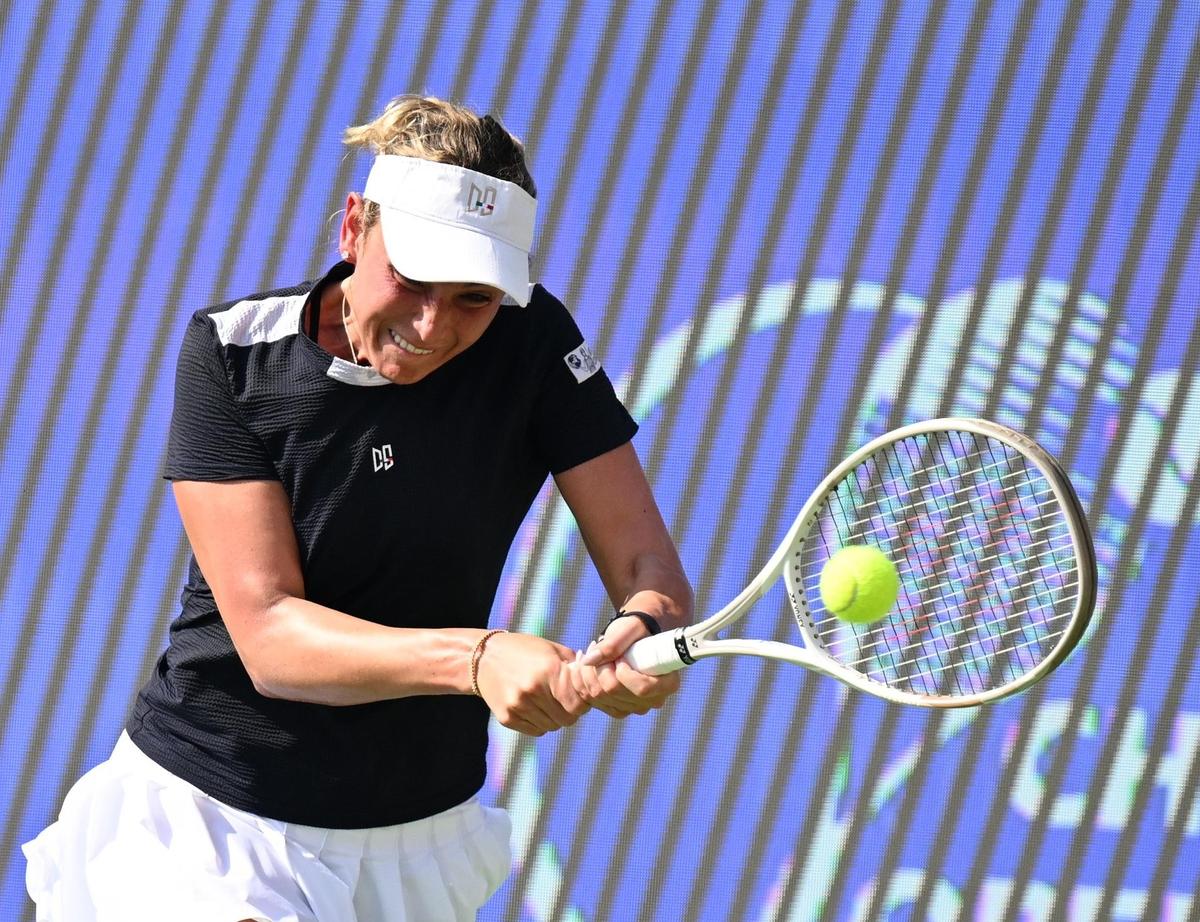 Donna Vekic de Croacia en acción contra Vaishnavi Adkar de la India en el tenis WTA Chennai Open 2025 en el estadio SDAT, Chennai, el miércoles 29 de octubre de 2025.