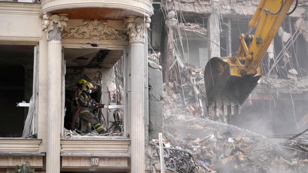 Israel launches new wave of strikes on Iran with no sign of diplomatic breakthrough