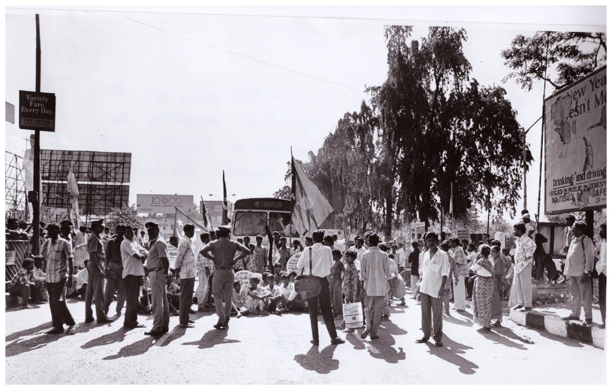 सीपीआई(एम) कार्यकर्ता 1997 में मदुरै में लीलावती की हत्या के विरोध में ईवीआर सलाई पर सड़क रोको प्रदर्शन कर रहे थे। मदुरै में लीलावती की हत्या के विरोध में 1997 में ईवीआर सलाई पर सड़क रोको प्रदर्शन करते सीपीआई (एम) कार्यकर्ता।