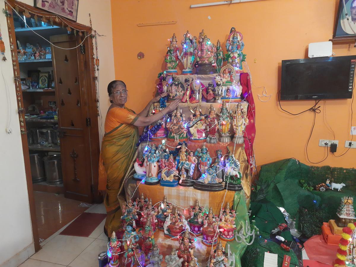 Tra তিহ্যবাহী পুতুলগুলি তিরুচির এডামালাইপট্টি পুদুরে উসা শঙ্করনের কোলুতে কেবল সাজানো হয়েছিল।