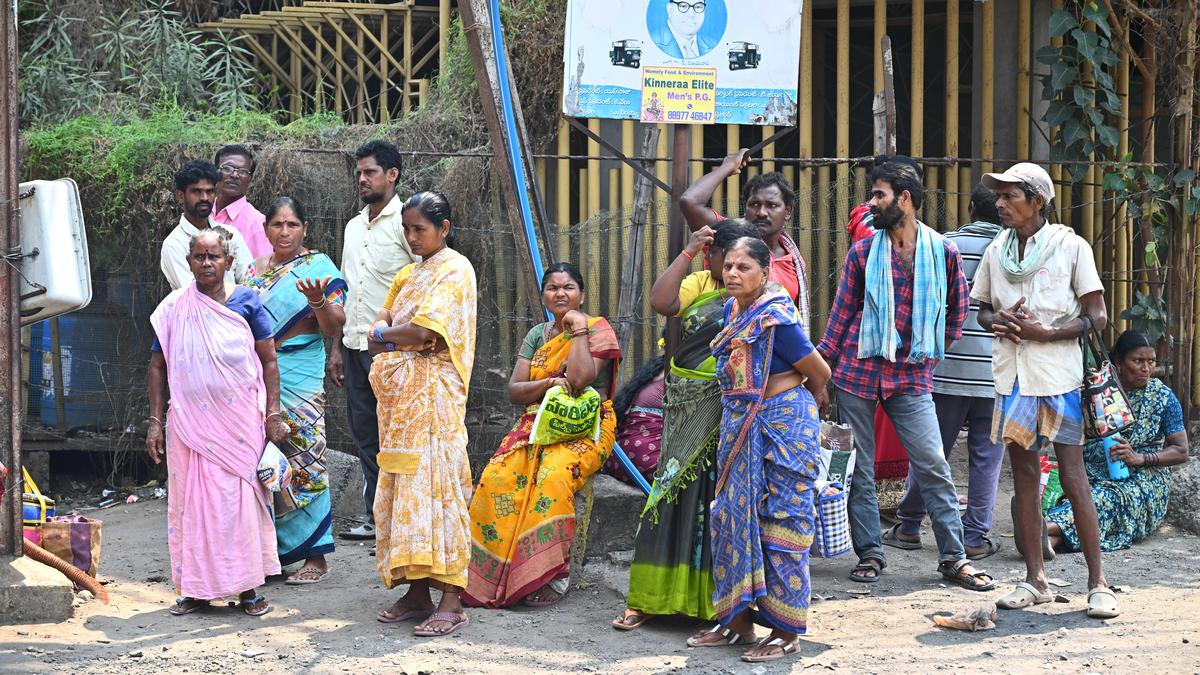 Labourers urge officials to provide basic amenities at Benz Circle