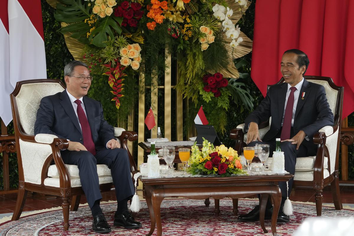Perdana Menteri Tiongkok bertemu dengan pemimpin Indonesia dan menegaskan hubungan yang lebih erat