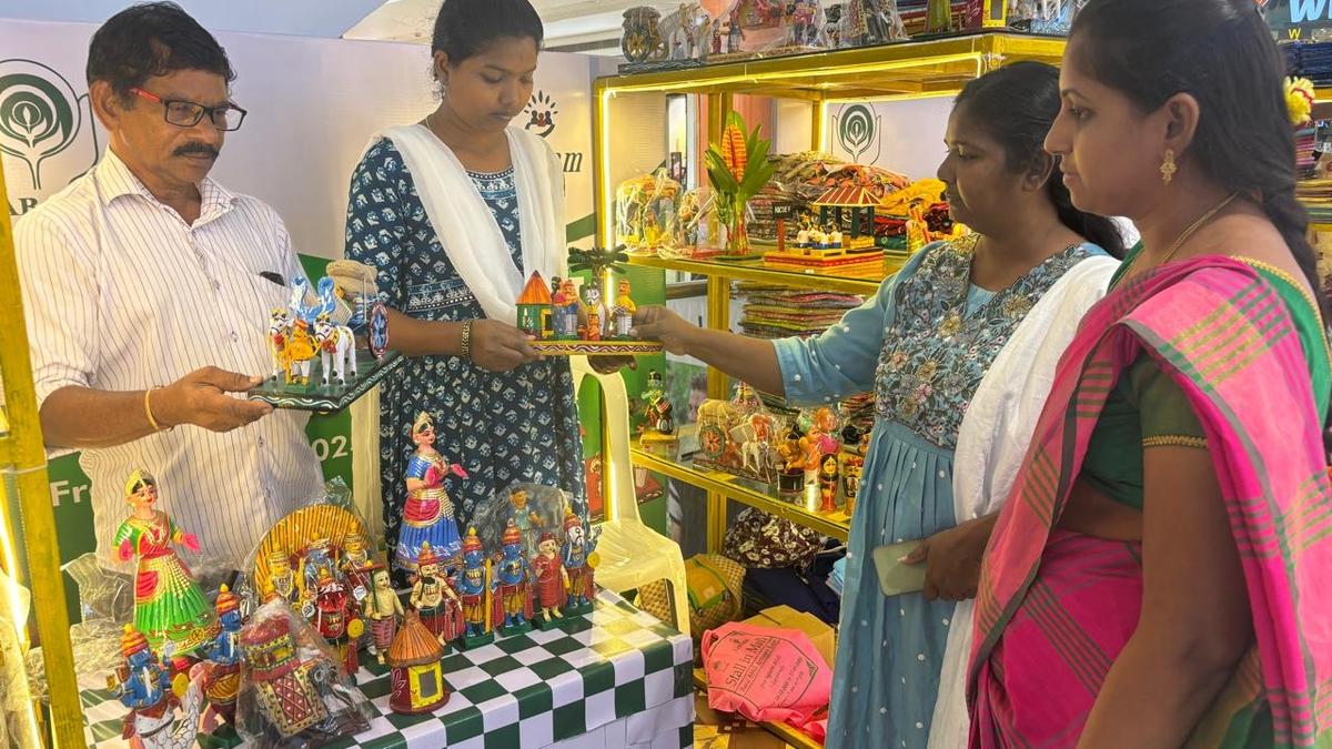Kondapalli toys, Venkatagiri saris see good demand in Stall-in-Mall thumbnail
