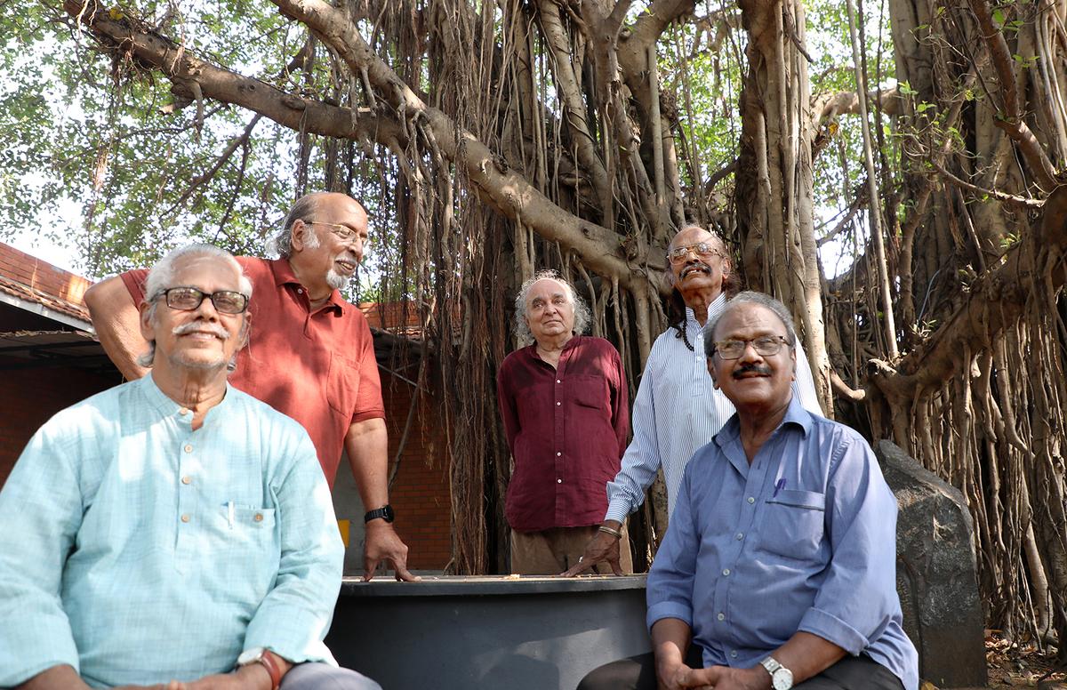 चेन्नई, तमिलनाडु, 20 मई 2023: मेट्रो प्लस के लिए: वरिष्ठ कलाकार एम। सेनथिपति, पी। गोपीनाथ, सी। डगलस, पीएस नंदन और सेल्वराज शुक्रवार को चोलमांडल आर्ट विलेज में। फोटो: अखिला ईज़वरन/ द हिंदू चेन्नई, तमिलनाडु, 20 मई 2023: मेट्रो प्लस के लिए: वरिष्ठ कलाकार एम। सेनथिपति, पी। गोपीनाथ, सी। डगलस, पीएस नंदन और सेल्वराज शुक्रवार को चोलमांडल आर्ट विलेज में। फोटो: अखिला ईज़वरन/ द हिंदू