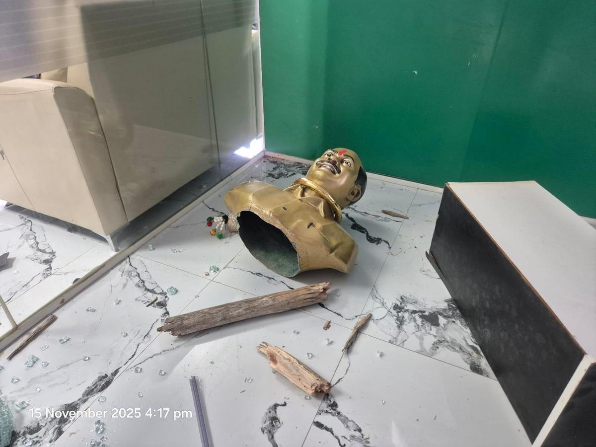 शनिवार को हिंदूपुर में वाईएसआरसीपी कार्यालय में भीड़ द्वारा तोड़फोड़ के बाद दिवंगत वाईएस राजशेखर रेड्डी की टूटी प्रतिमा।