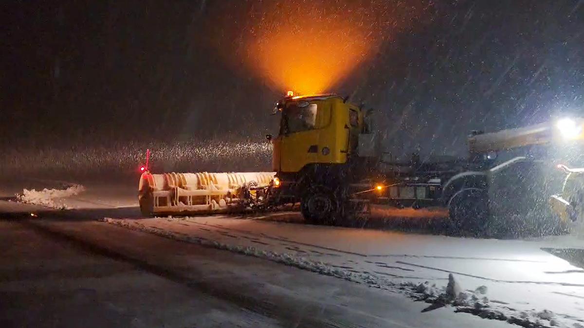 Snowfall hits flight operations at Srinagar airport