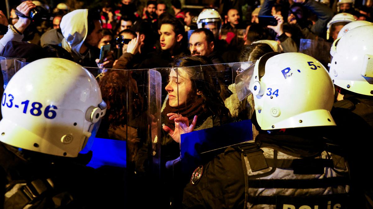 Women in Turkey brave ban on Istanbul march, get tear-gassed