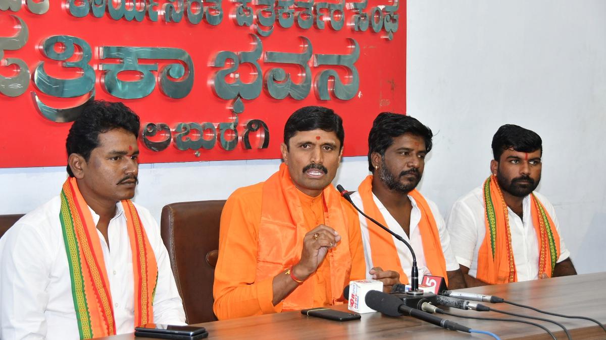 Siddalinga Swami says he’ll stage protest, if police fail to arrest those involved in attack on Manikant Rathod