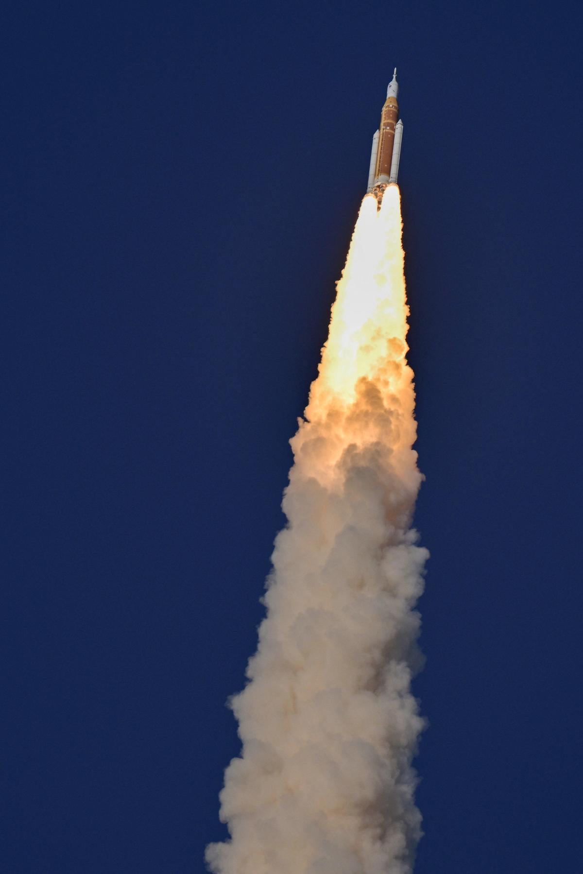 A passenger on a flight captures NASA’s Artemis II mission lunar launch