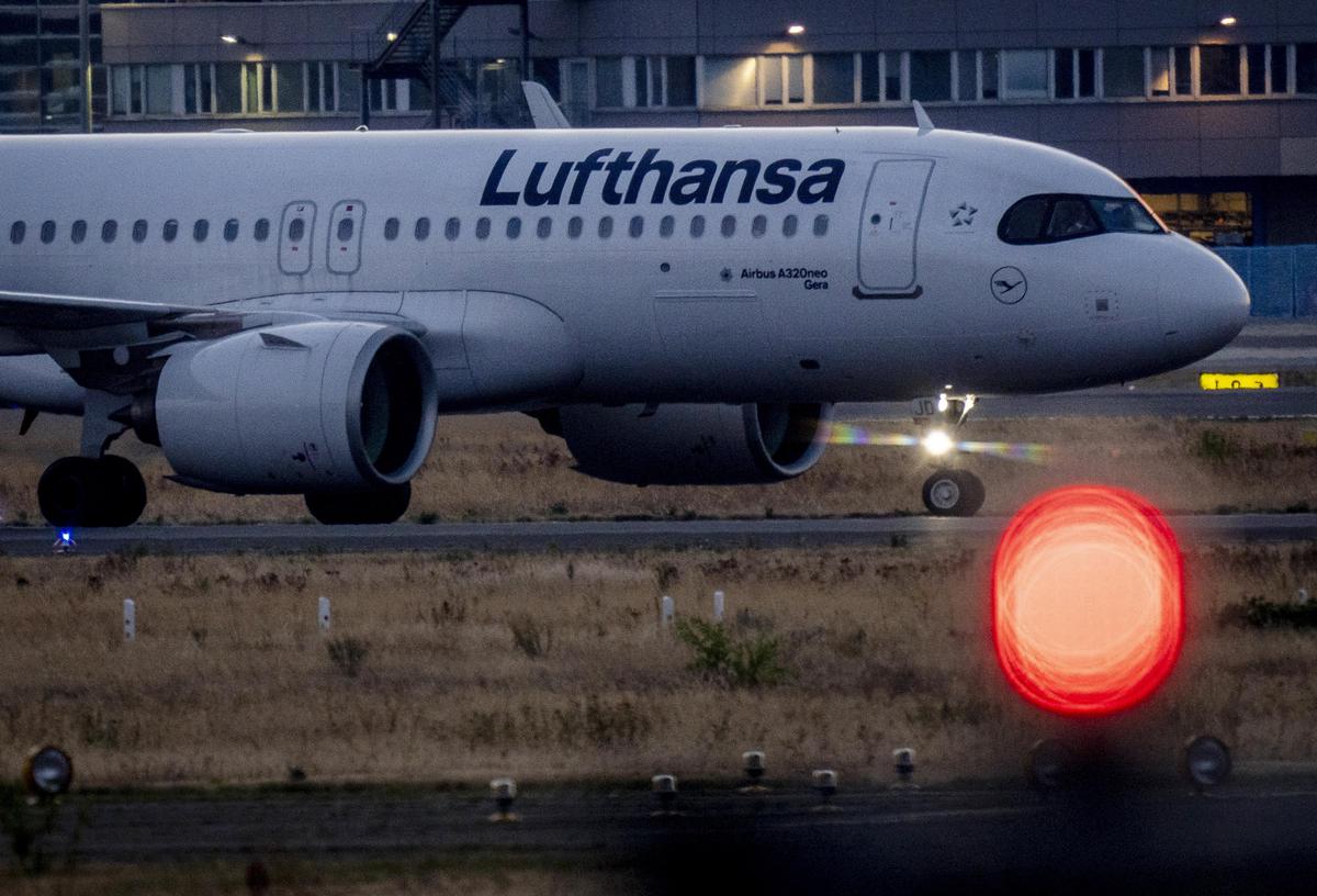 Lufthansa reports healthy profit, extending recovery