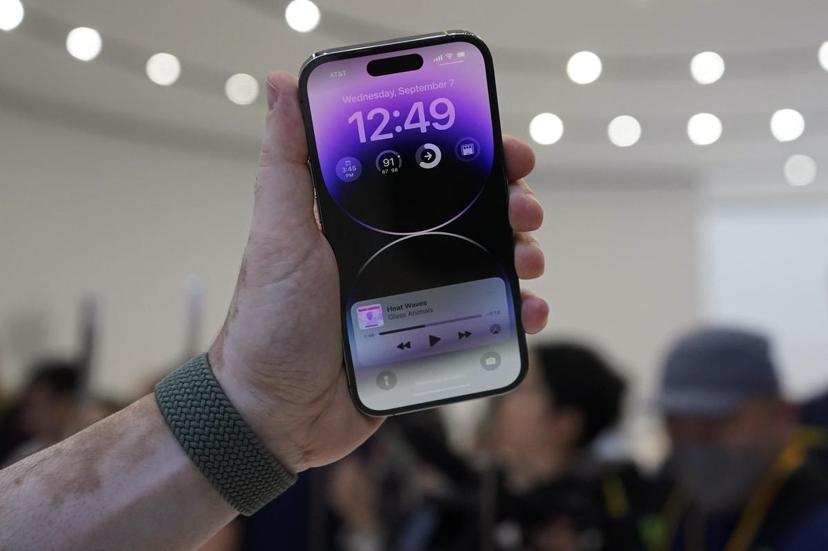 A photo of the new iPhone series with the pill-shaped ‘dynamic island’