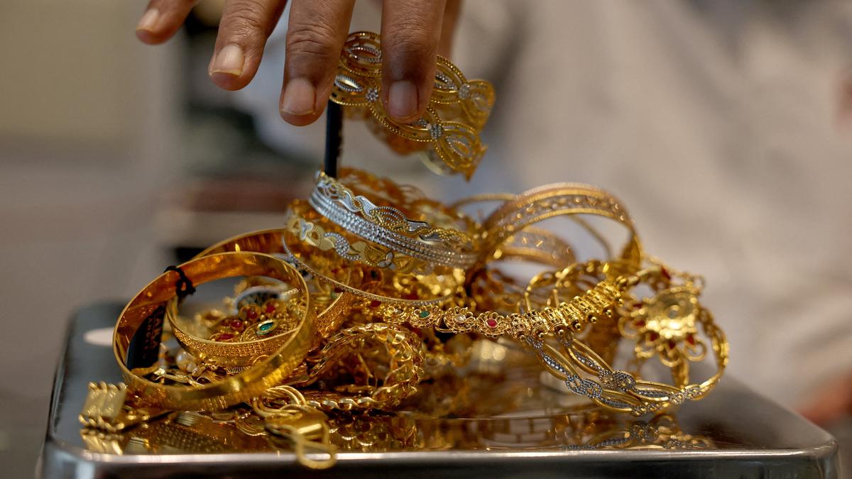 Gold falls ₹200, silver declines ₹1,000 in Delhi markets