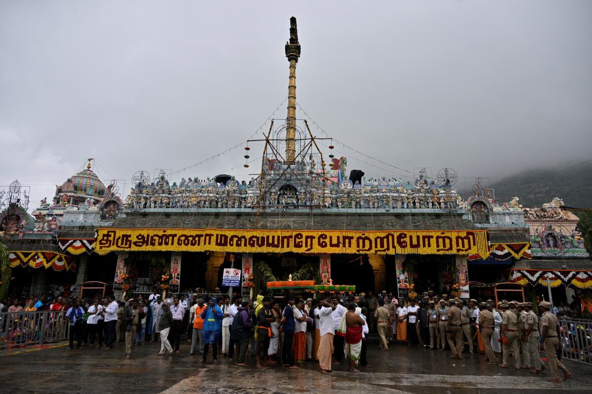 Devotees at Arunachaleswara temple in Tiruvannamalai Devotees at Arunachaleswara temple in Tiruvannamalai