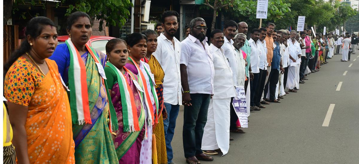 Human chain formed in Tiruchi region emphasising social harmony