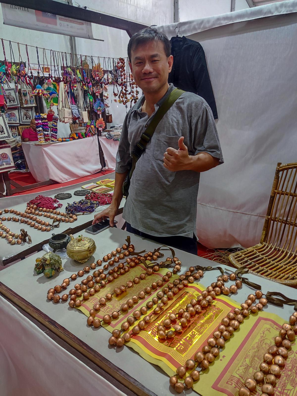 Allen dari Taiwan dengan karangan bunga benihnya di festival tersebut.