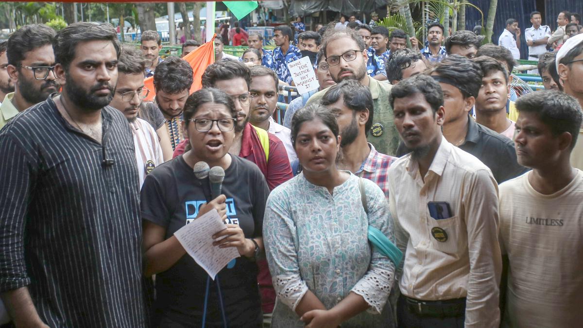 Kolkata doctors’ protest LIVE updates: A team of 30 protesting junior doctors leave for Nabanna to meet CM