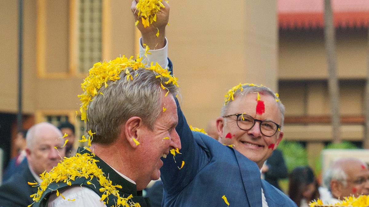 Australian Prime Minister welcomed in Ahmedabad with Holi colours
