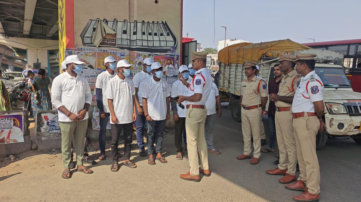 राचकोंडा यातायात पुलिस अधिकारियों के साथ-साथ उप्पल, एलबी नगर और ईसीआईएल जैसे प्रमुख जंक्शनों पर यातायात प्रबंधन के लिए यातायात स्वयंसेवकों के रूप में कुल 60 सुधारित राउडी शीटर्स को तैनात किया गया है।