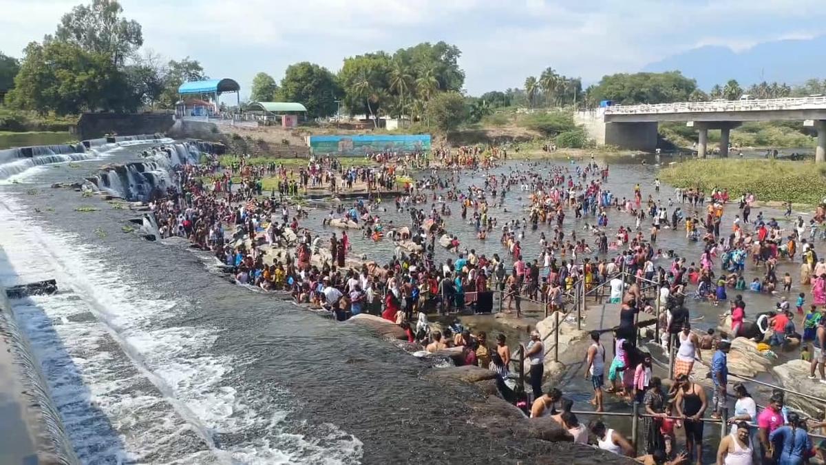 People throng tourist spots to celebrate Kaanum Pongal in Erode