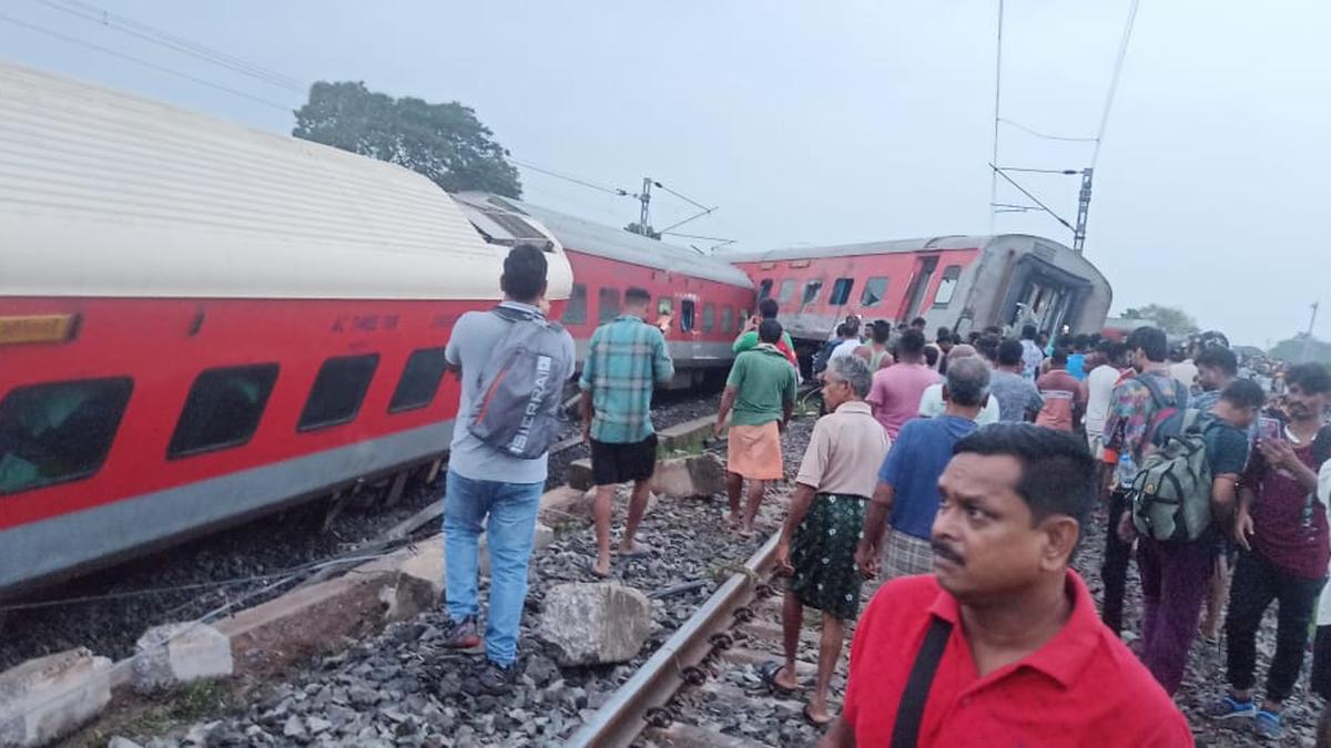 Six injured as 10 coaches of Mumbai-Howrah Mail derail in Jharkhand