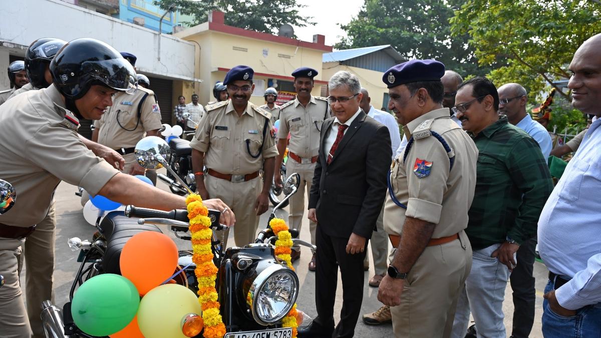 DRM inaugurates RPF canteen in Vijayawada