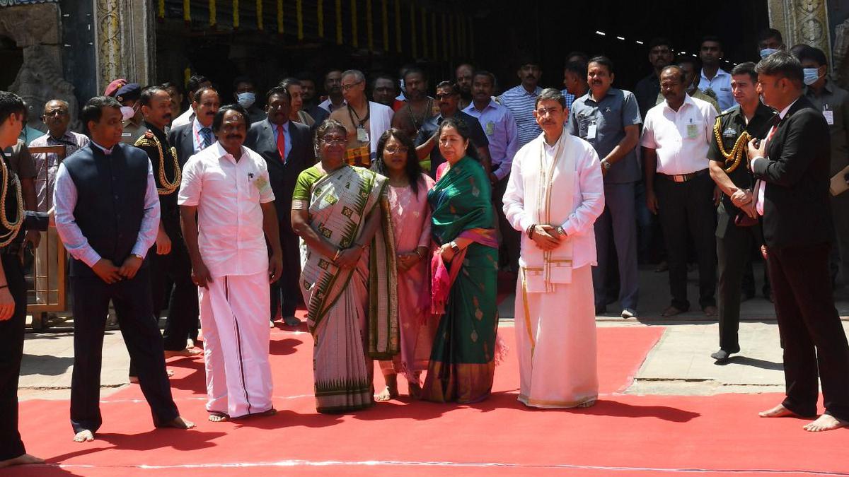 President Droupadi Murmu visits Madurai’s Meenakshi Sundareswarar Temple