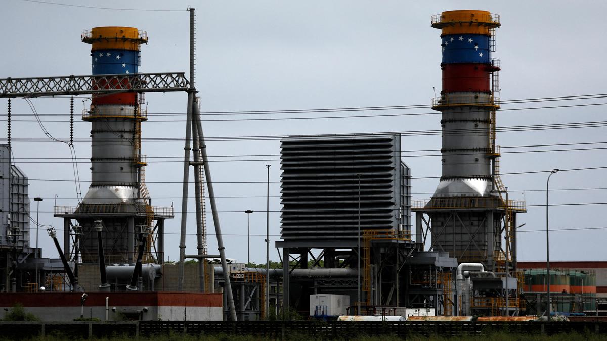 Oil Prices Dip as US Action in Venezuela Eases Supply Fears