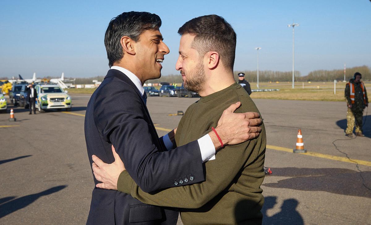 Britain’s Prime Minister Rishi Sunak, left, welcoming Ukraine’s President Volodymyr Zelensky at the London Stansted Airport on February 8, 2023.  Photo: Ukrainian Presidential Press Service via AFP