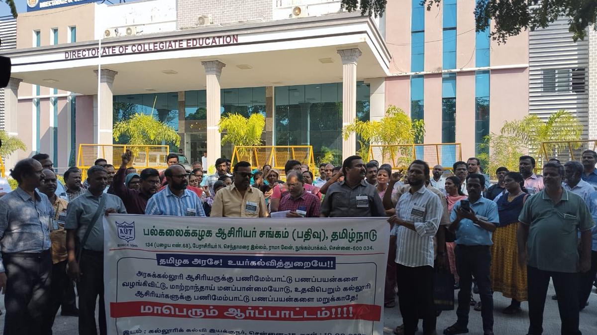 College teachers stage protest, demand benefits under the CAS