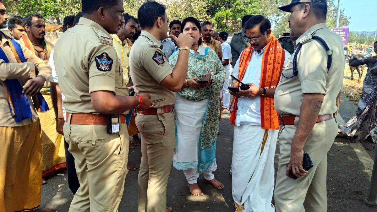 Political parties slam government over lathi charge on Siva devotees at Srisailam